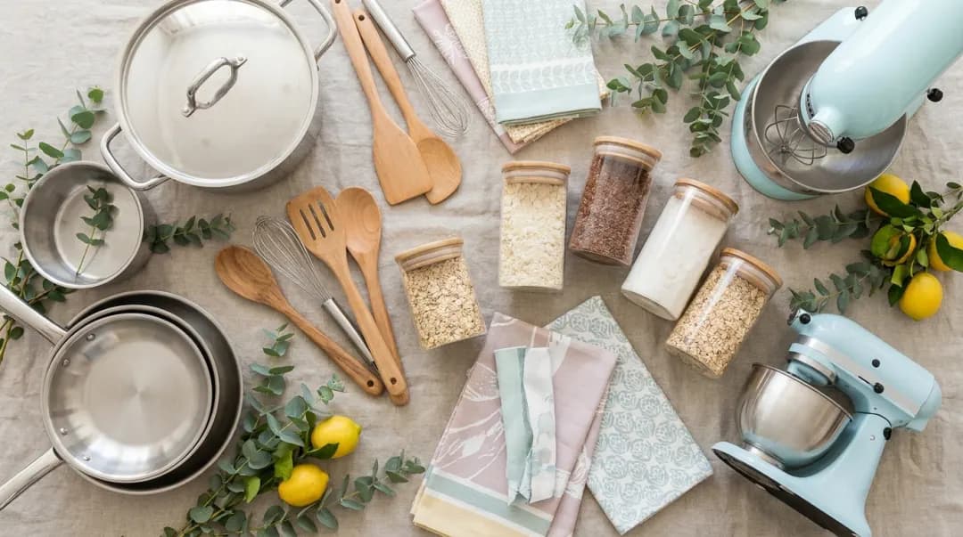 Itens de cozinha organizados como presentes de chá de cozinha: panelas, utensílios e potes